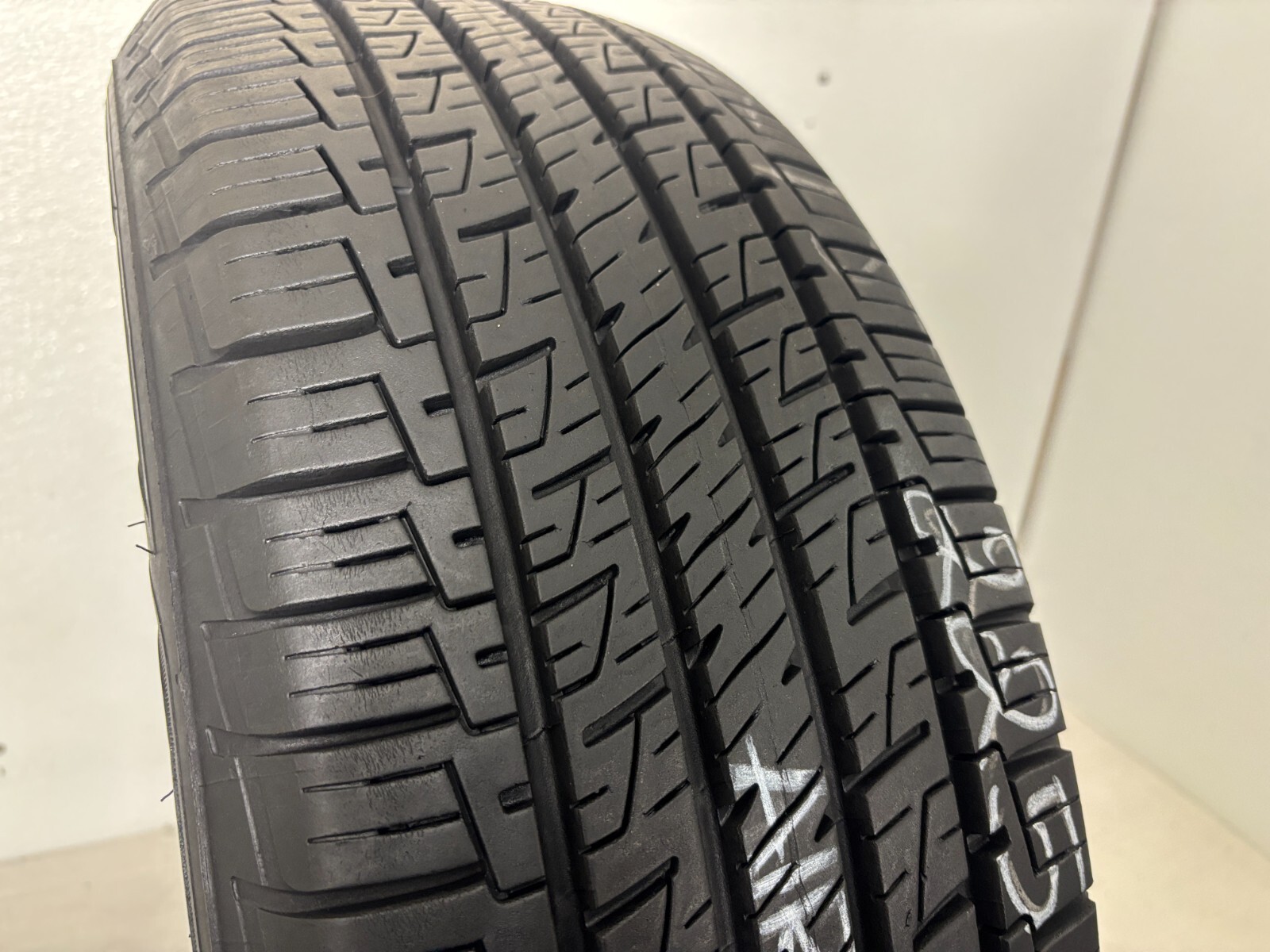 1 Tire 225 55 19 Goodyear Assurance Maxlife (11.00/32 Tread Left) 99V
