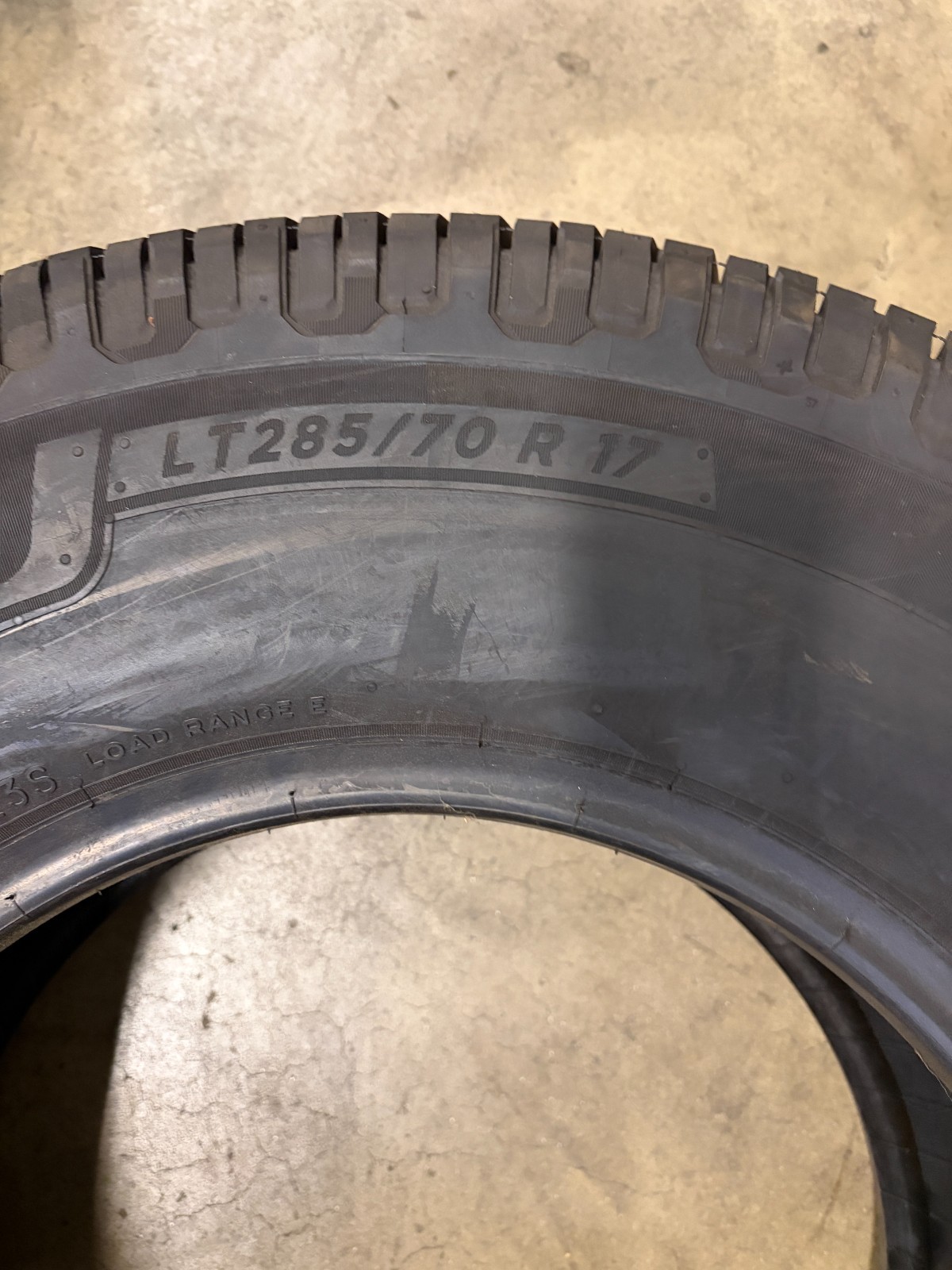 1 Tire Michelin Defender LTX M/S2 LT285/70R17 126/123 S All Season