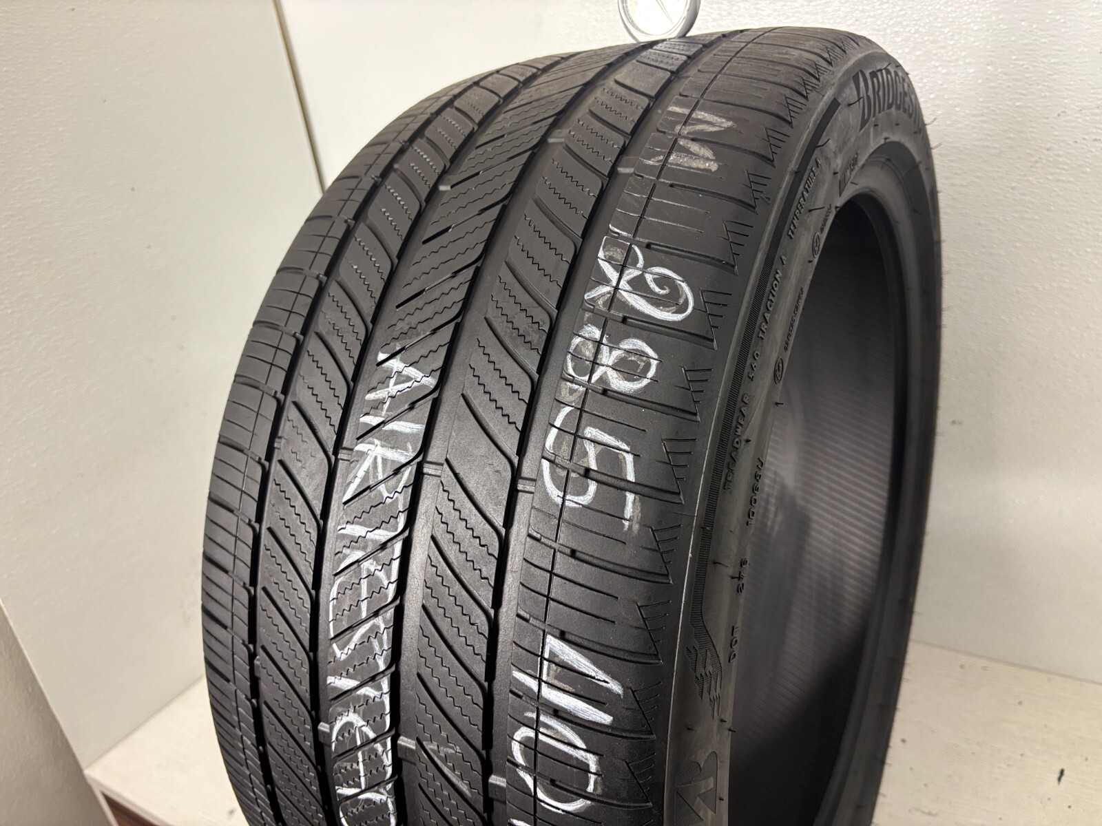 1 Tire 285 40 20 Bridgestone Turanza LS100 (5.50/32 = 61% Tread Left)