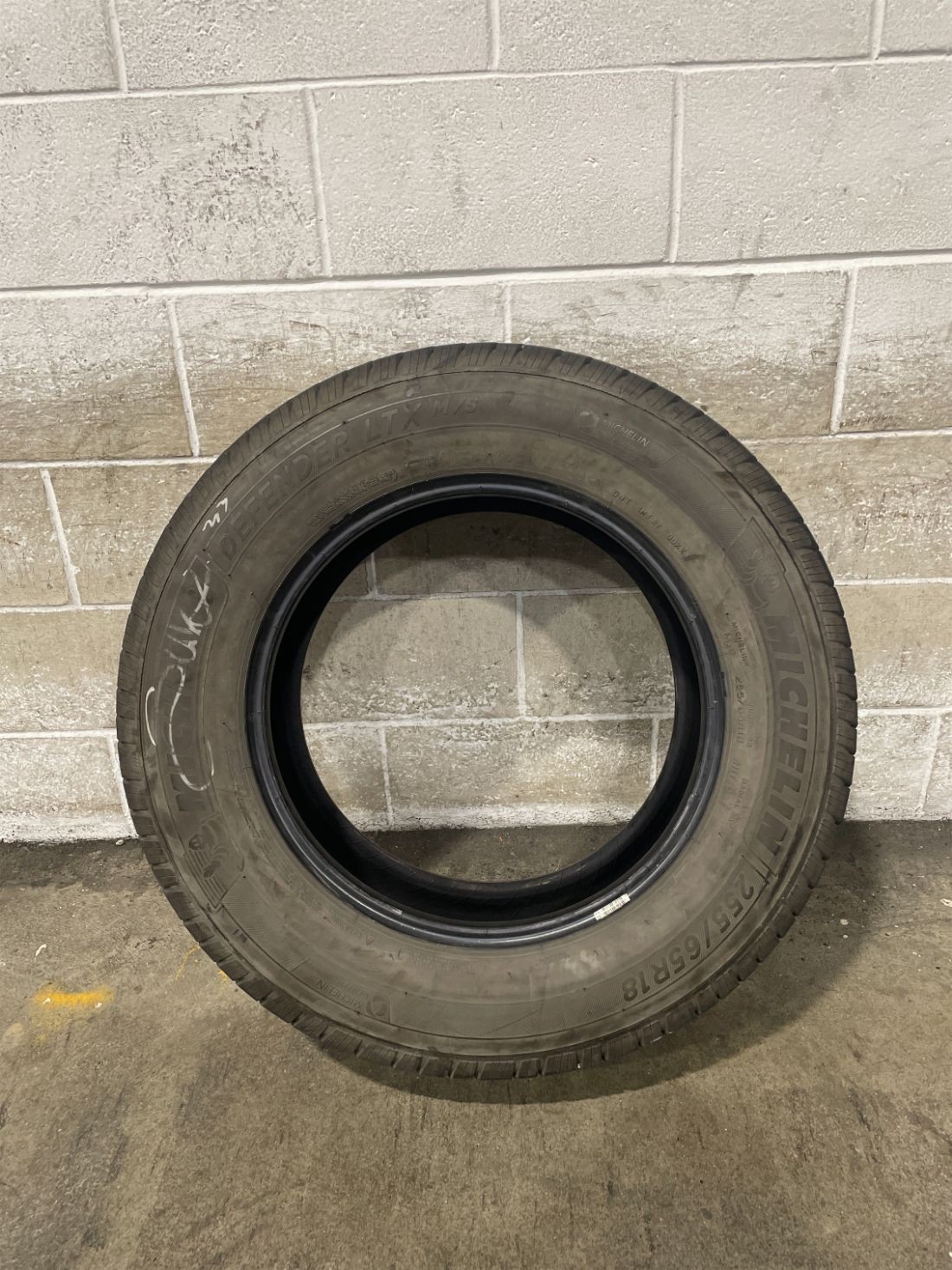 1x P255/65R18 Michelin Defender LTX MS 9/32 111 T Used Tire 2556518