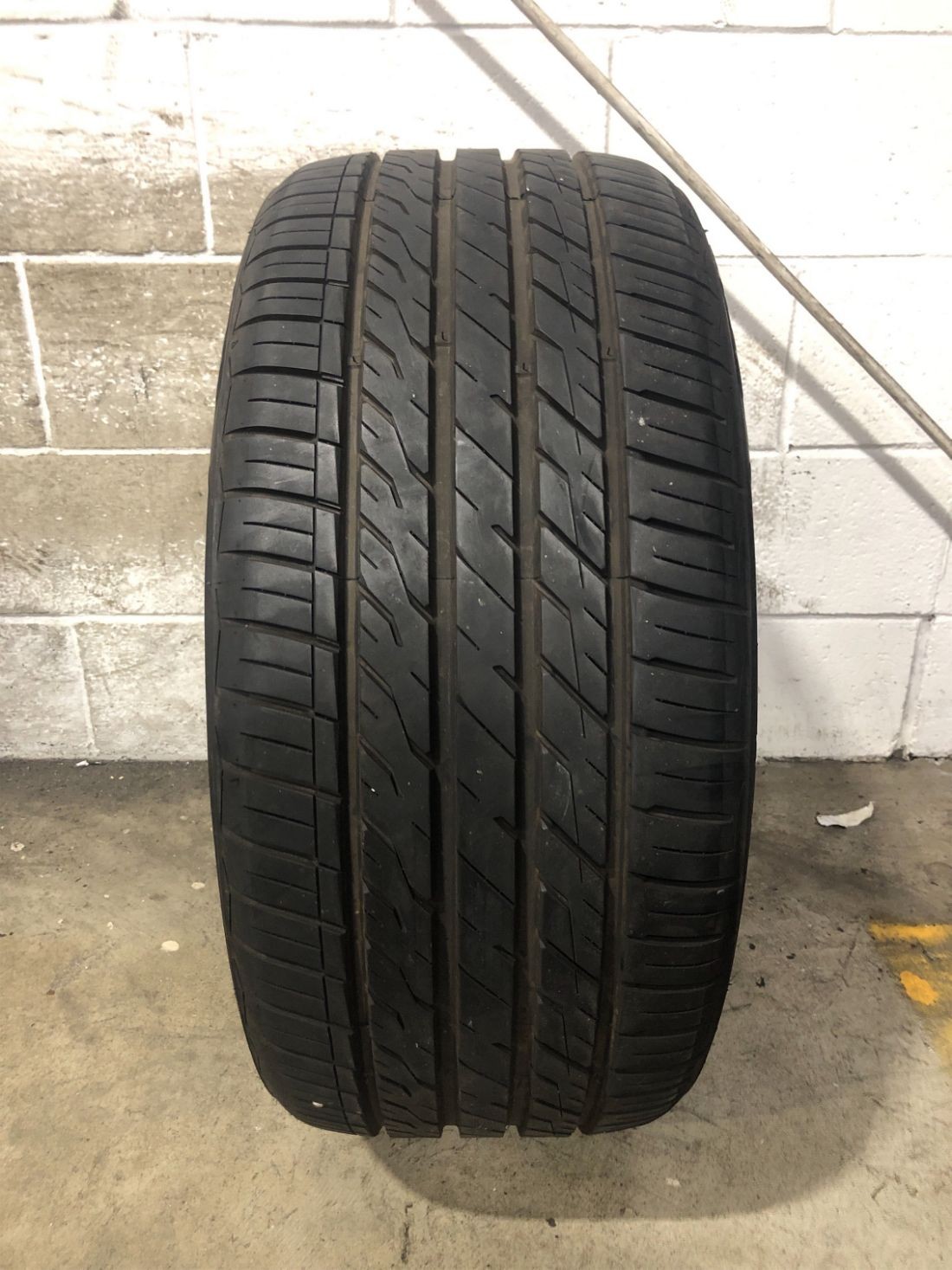 1x P275/40R20 Arroyo Grand Sport A/S 9/32 106 W Used Tire 2754020