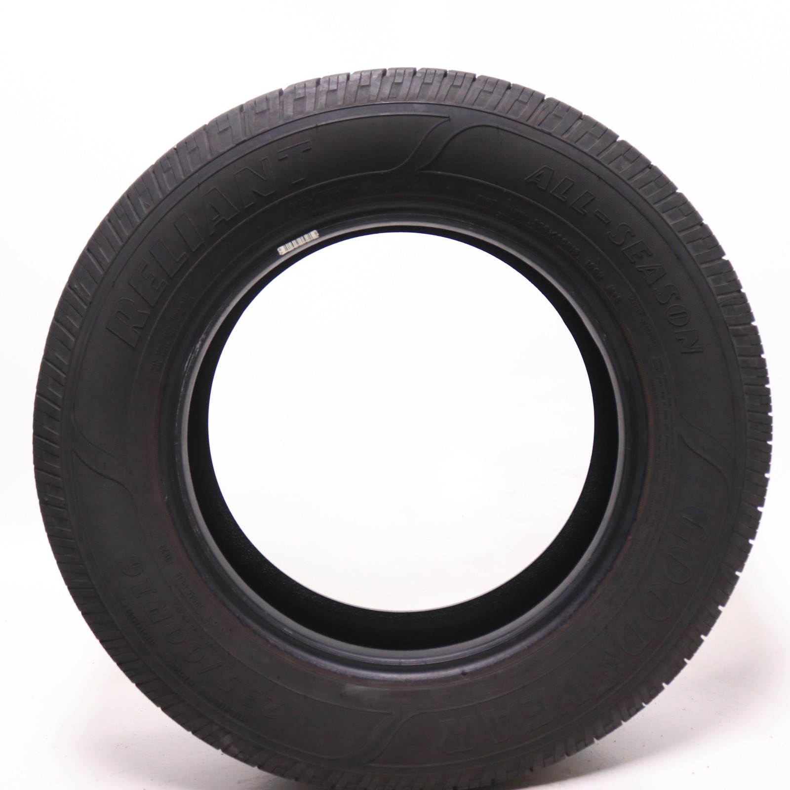 Used 235/60R16 Goodyear Reliant All-season – 100H – 8/32