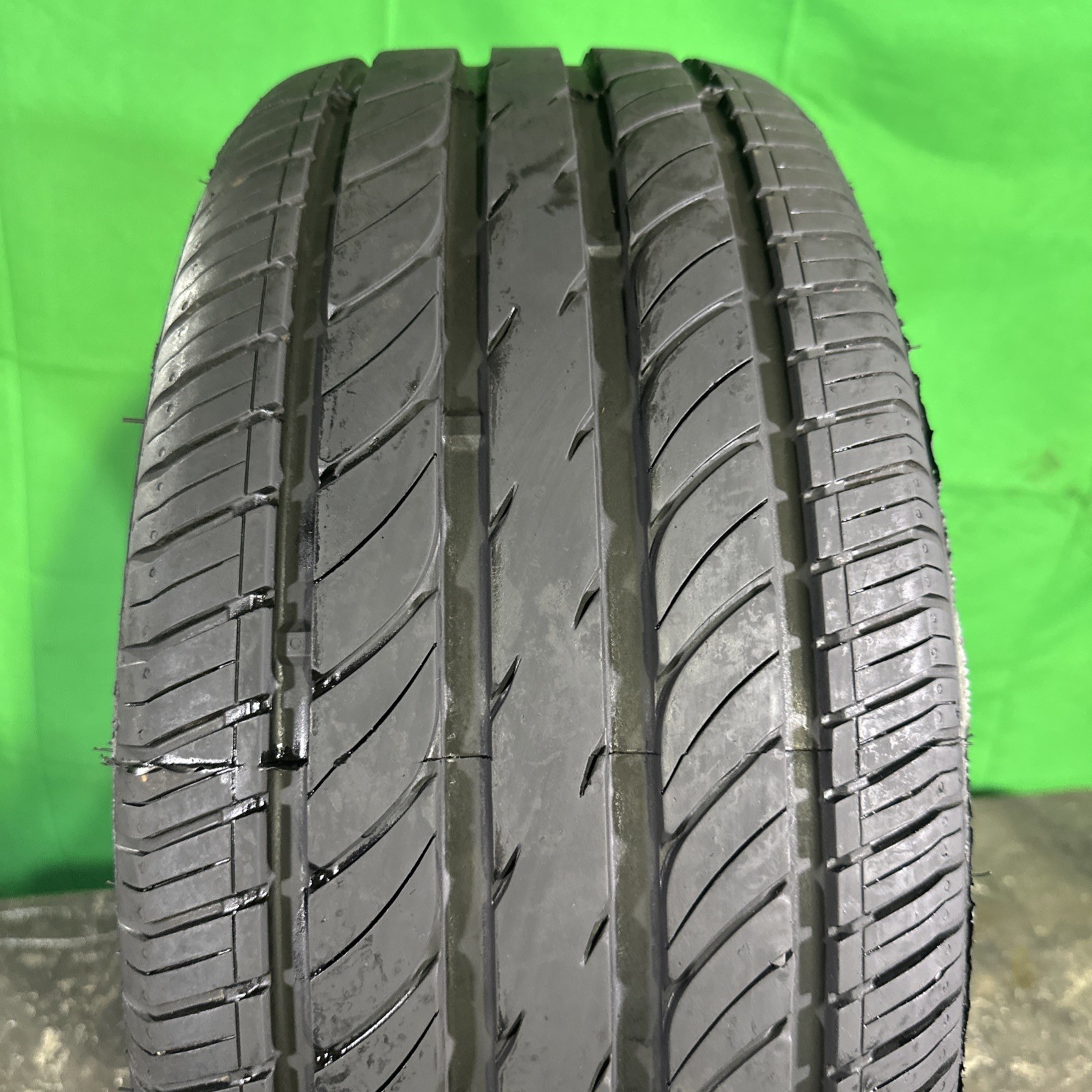 Single,Used-225/40R18 Waterfall Eco Dynamic 92W 8/32 Dot 2724