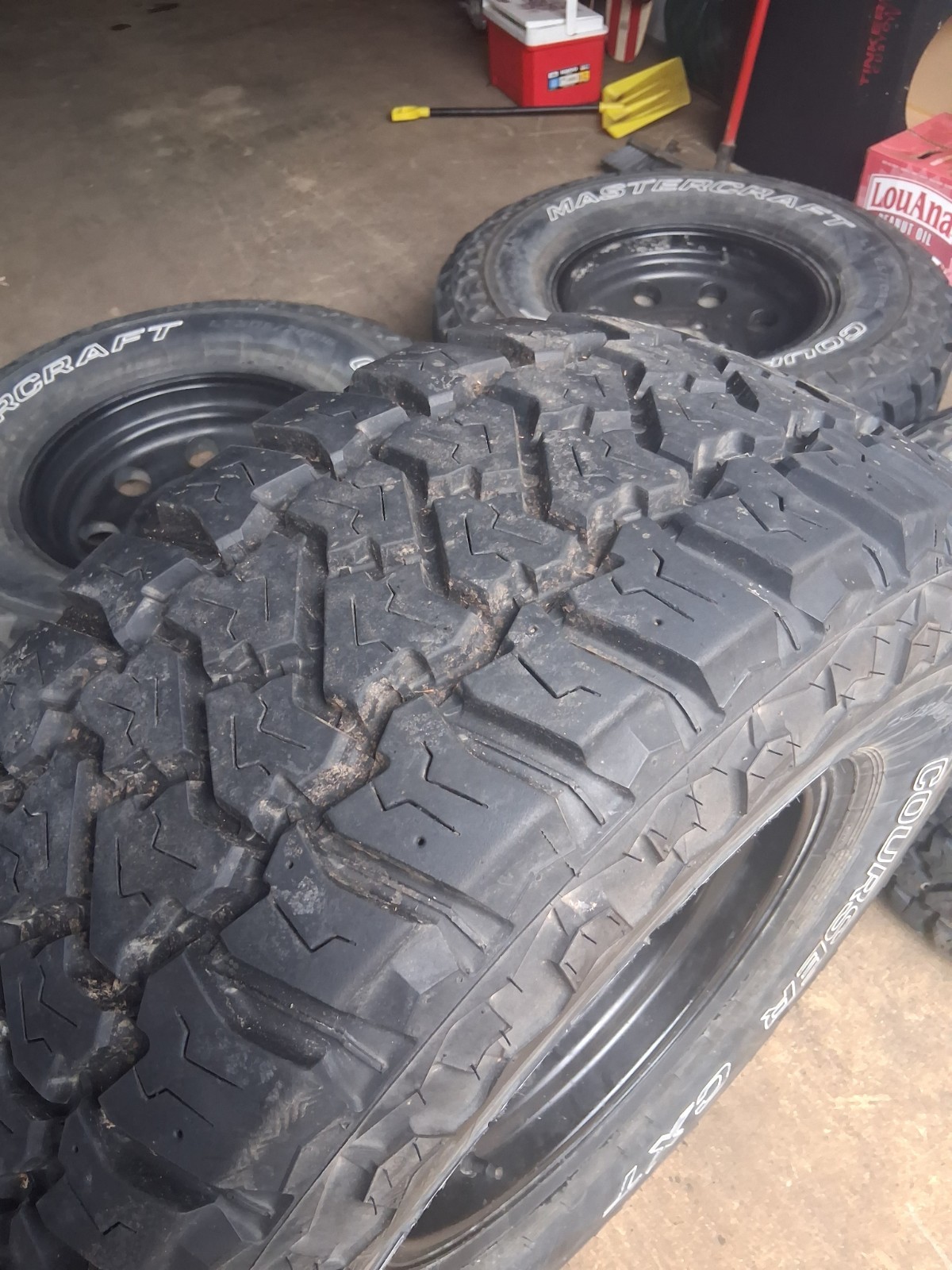 Lt 305/70/16… 6 Lug Chevy .. Only Fits 90s Won’t Fit 2000 And Up