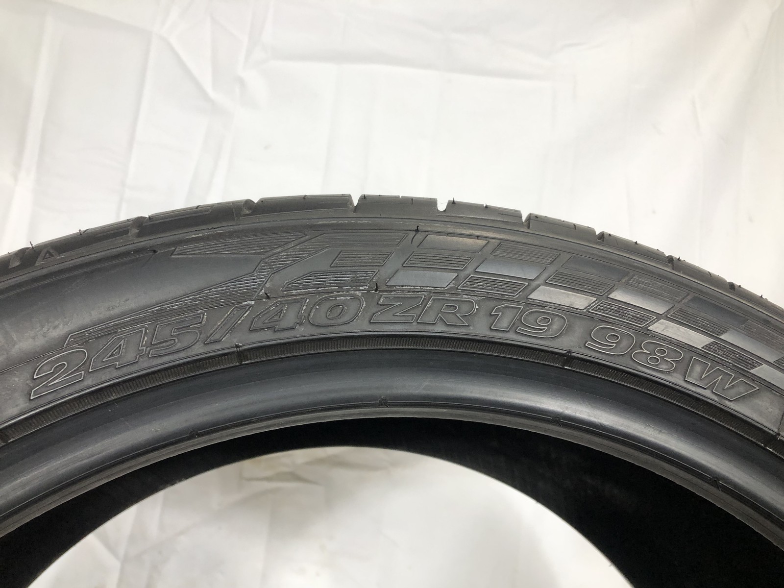 [1] Road Hugger GTZ P245/40ZR19 245 40 19 Tire 8.75/32