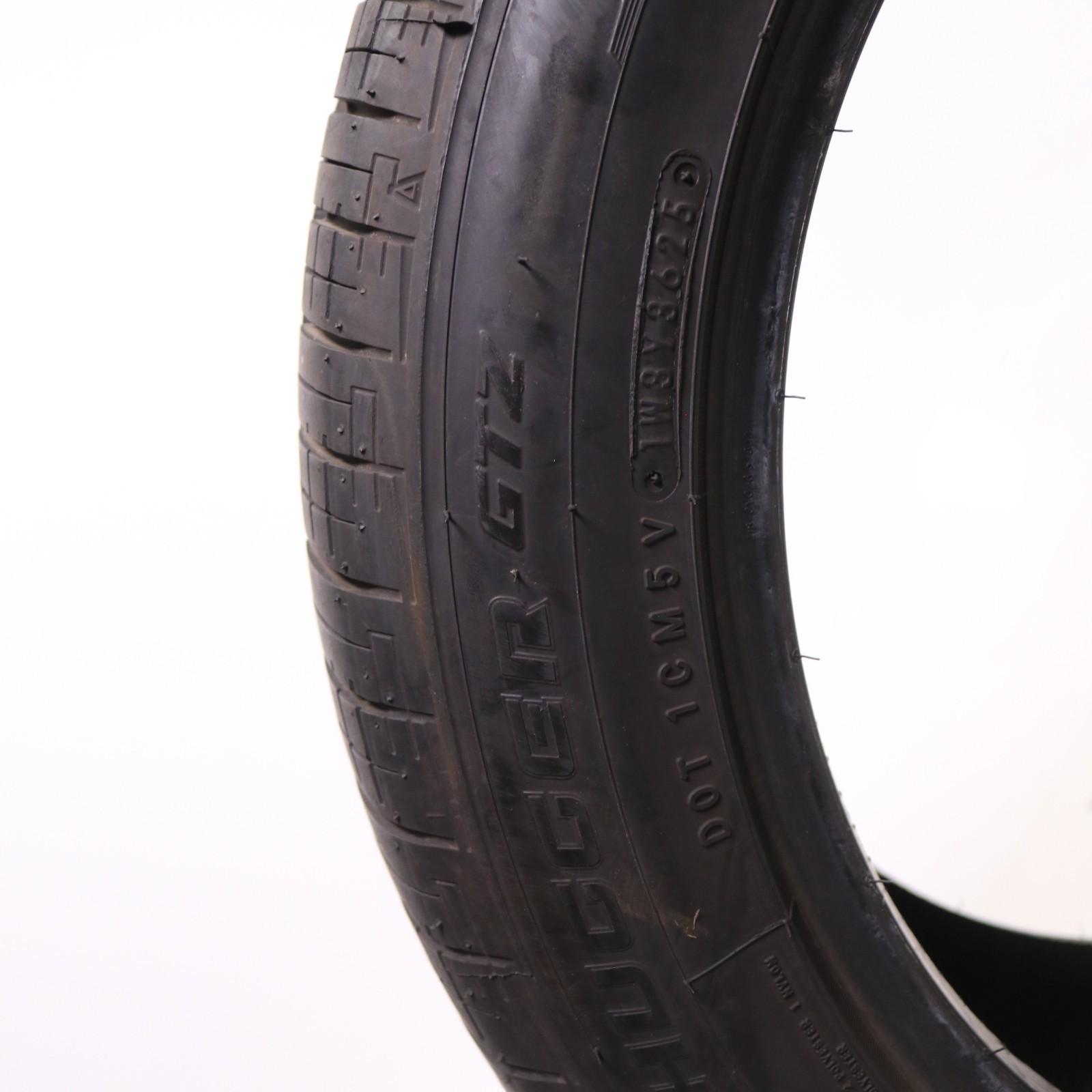 Set of 2 Used 235/50ZR18 Road Hugger GTZ – 101W – 9-10/32