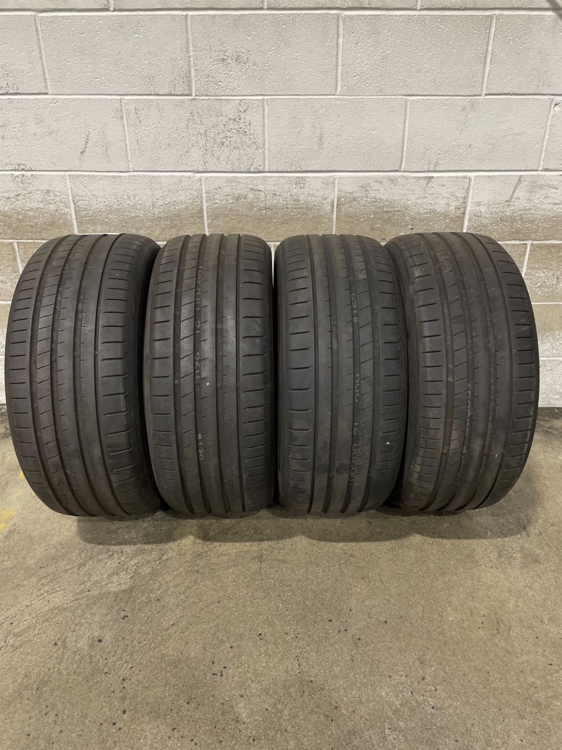 4x P255/40R21 Yokohama Advan Sport V107 E+ 7/32 102 V Used Tires 2554021