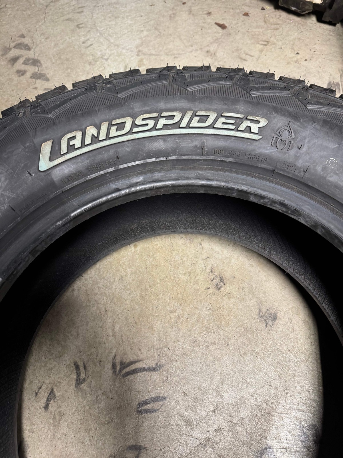 NOS LANDSPIDER WILDTRAXX A/T OWL P 265 70 17 115T ALL TERRAIN TIRE DAT010