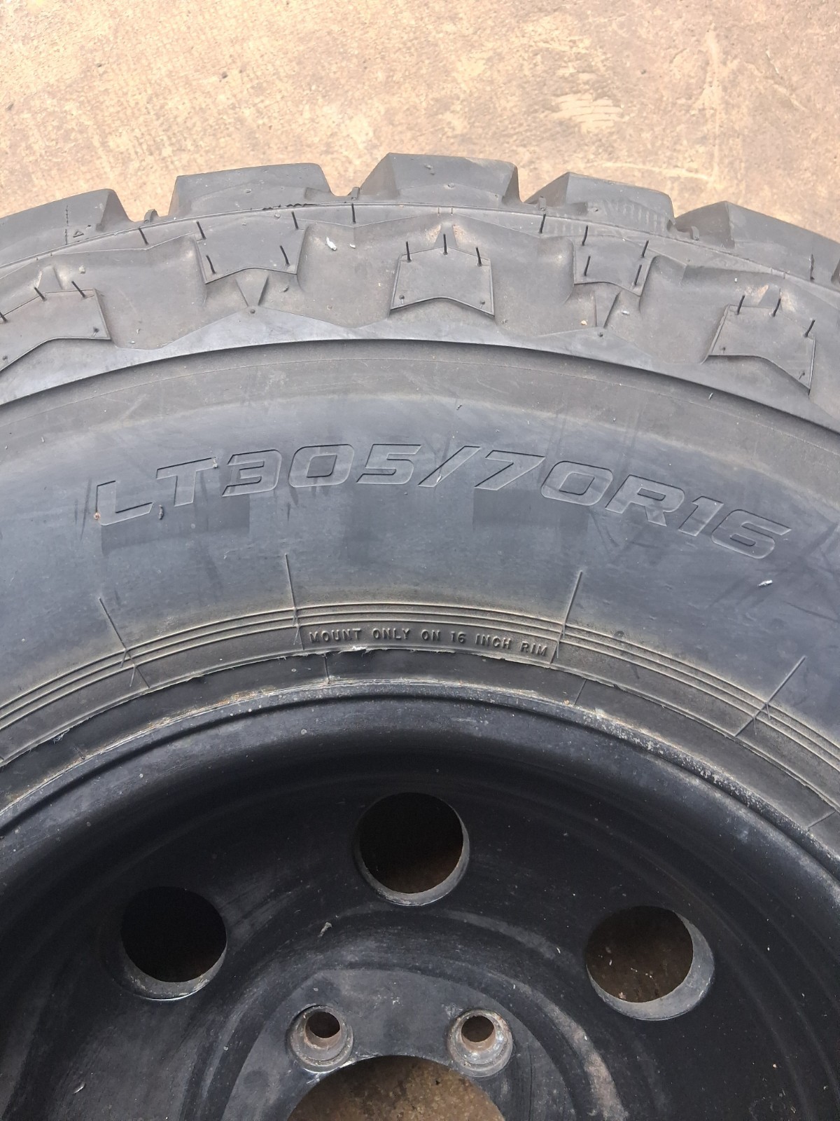 Lt 305/70/16… 6 Lug Chevy .. Only Fits 90s Won’t Fit 2000 And Up