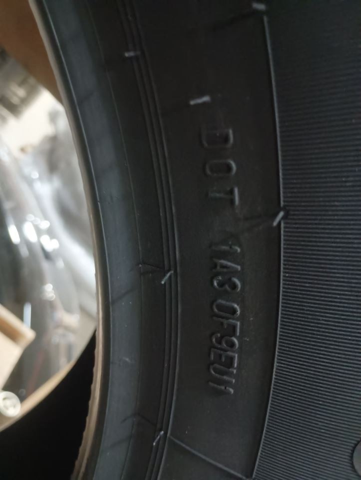 275/60 R20 Tire Continental Cross Contact LX 20 11/32 Tread Depth 3208437