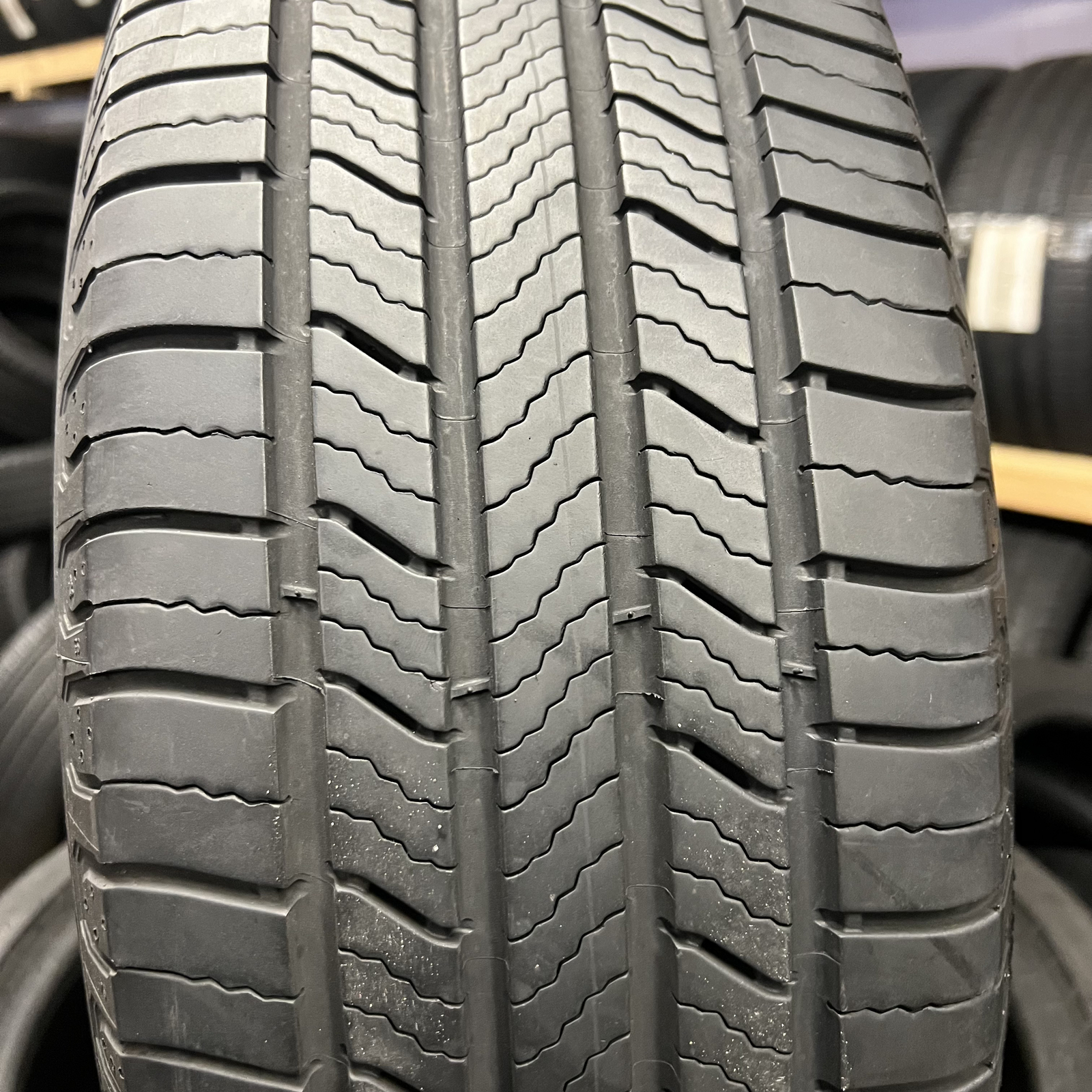 1 Tire LikeNEW Michelin Defender 2 235/65R17 104H DOT.1123 9/32