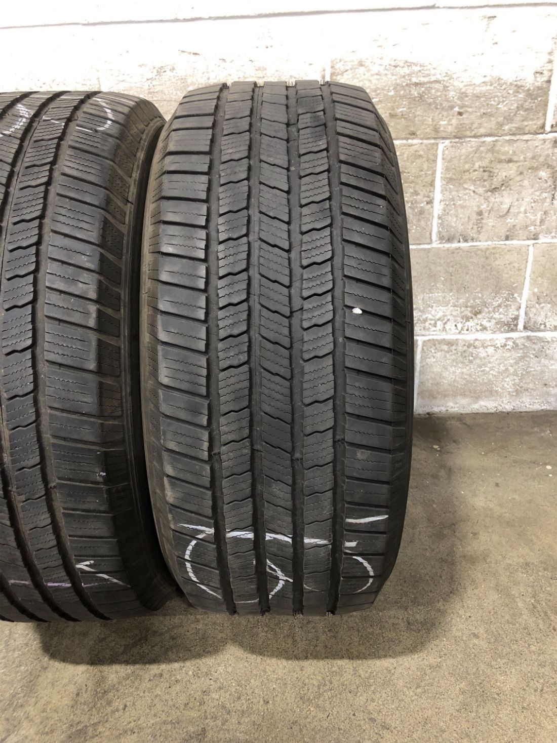 2x P255/50R19 Michelin Defender LTX MS 8/32 107 H Used Tires 2555019
