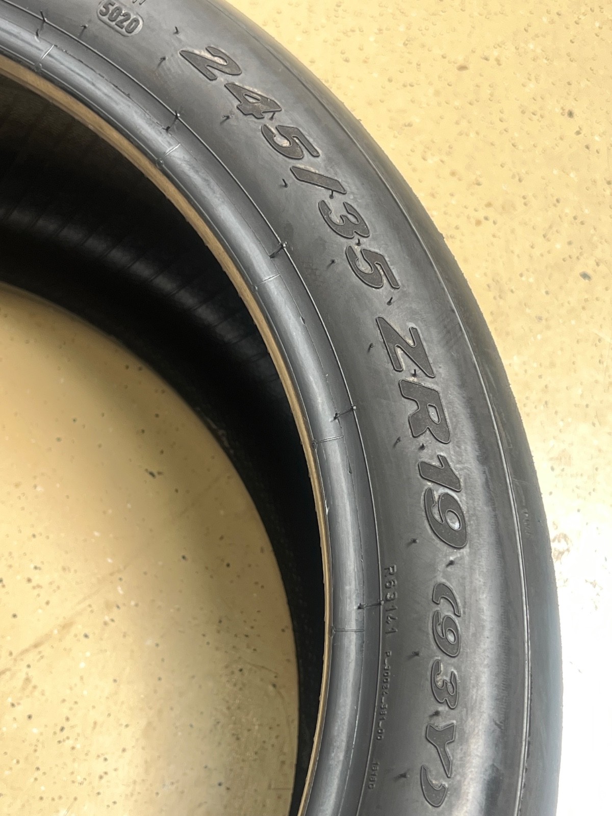 2 – NO REPAIRS 245/35ZR19 XL (93Y) Pirelli P Zero Trofeo R (MC1) McLaren – 7133