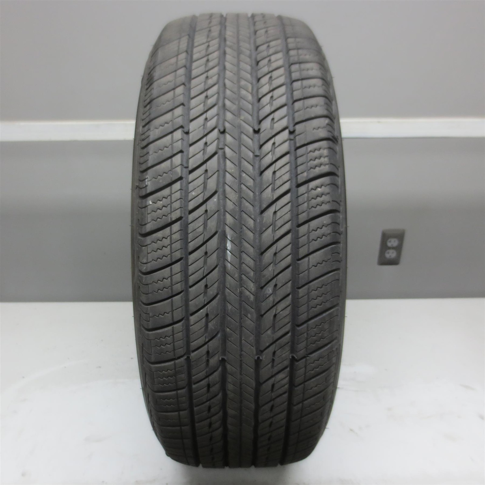 215/55R17 Uniroyal Tiger Paw Touring A/S 94V Used Tire (9/32nd) (QTY 1)