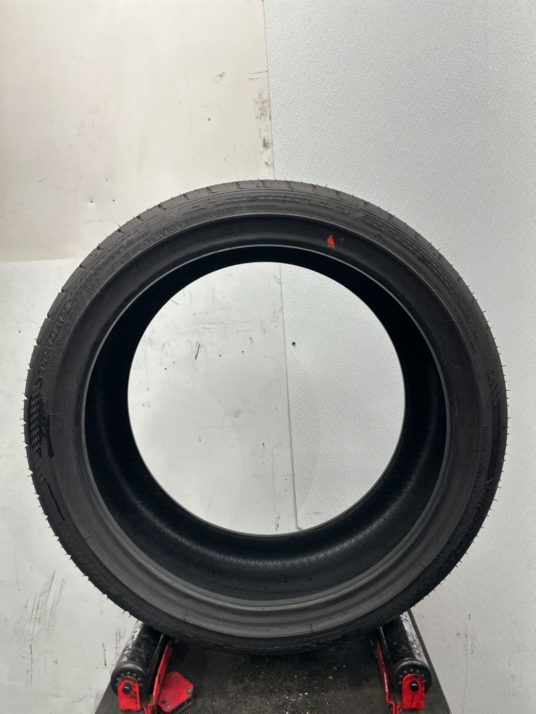 Used P225/40R18 Vercelli Strada 2 92 W – 9/32