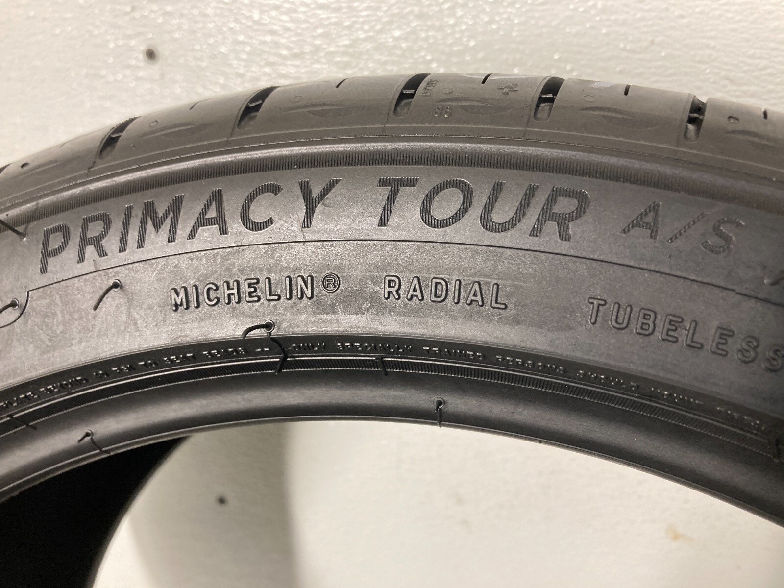 1 Tire 235 40 18 Michelin Primacy Tour A/S (9.00-9.50/32 Tread Like New) 95H