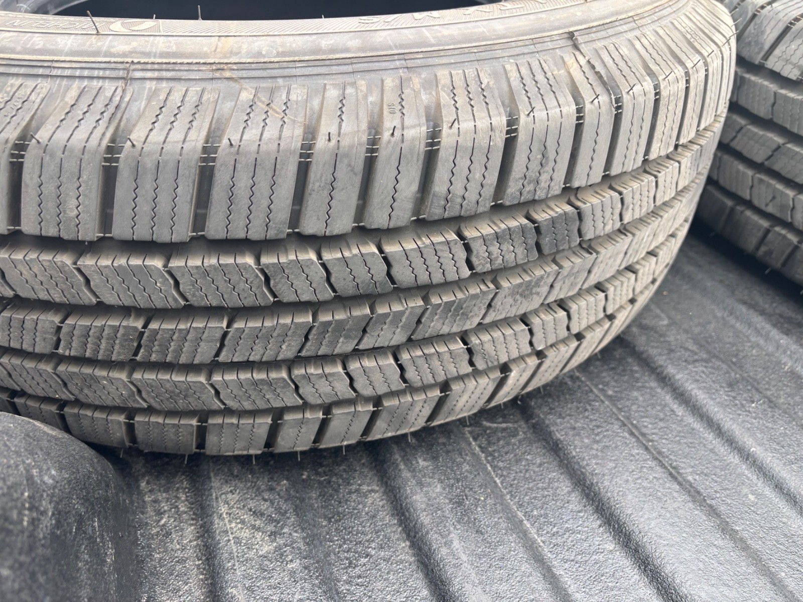 1 Michelin Defender LTX M/S 245/75/16 111T Highway All-Season Tire