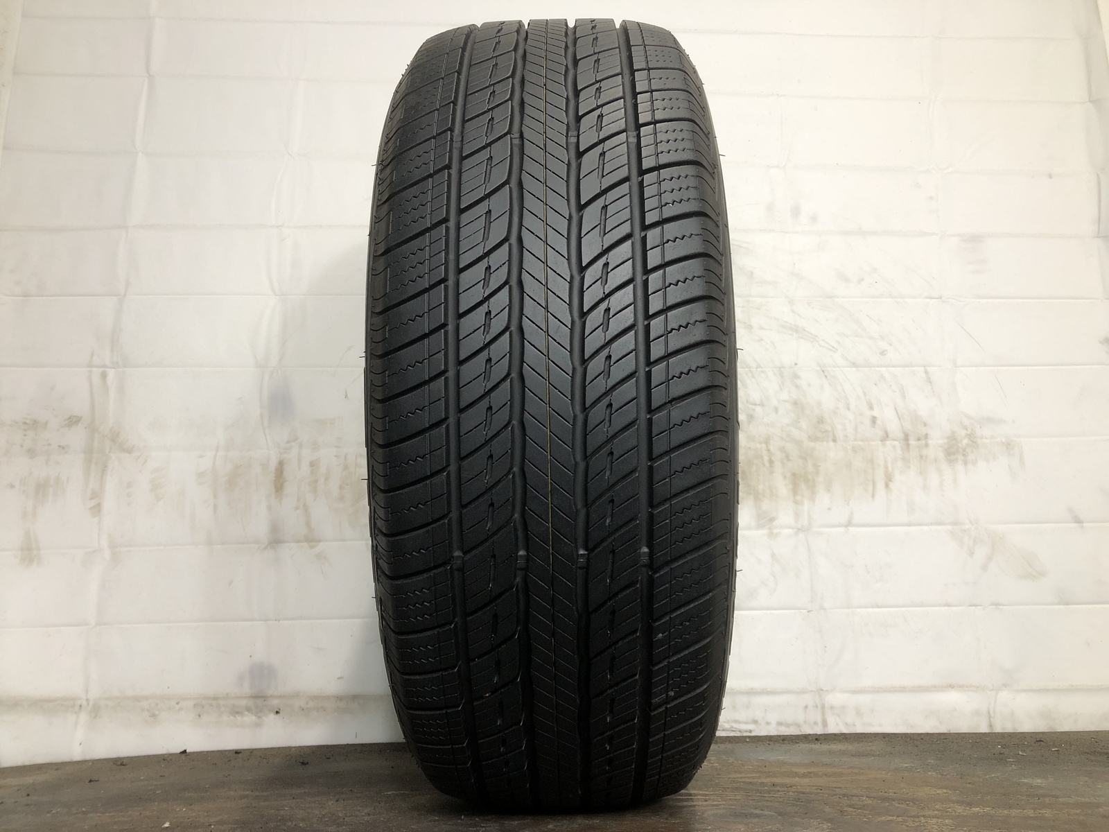[1] Uniroyal Tiger Paw Touring A/S P265/60R18 265 60 18 Tire 9.5-9.75/32