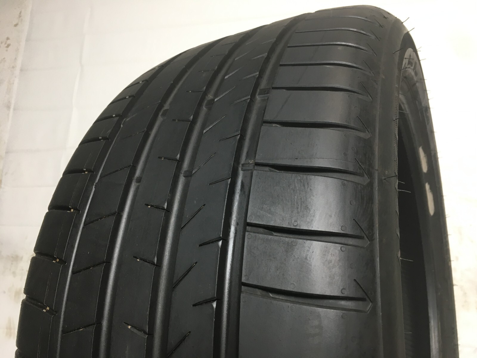 [1] Bridgestone Alenza 001 P285/40R21 285 40 21 Tire – Driven Once