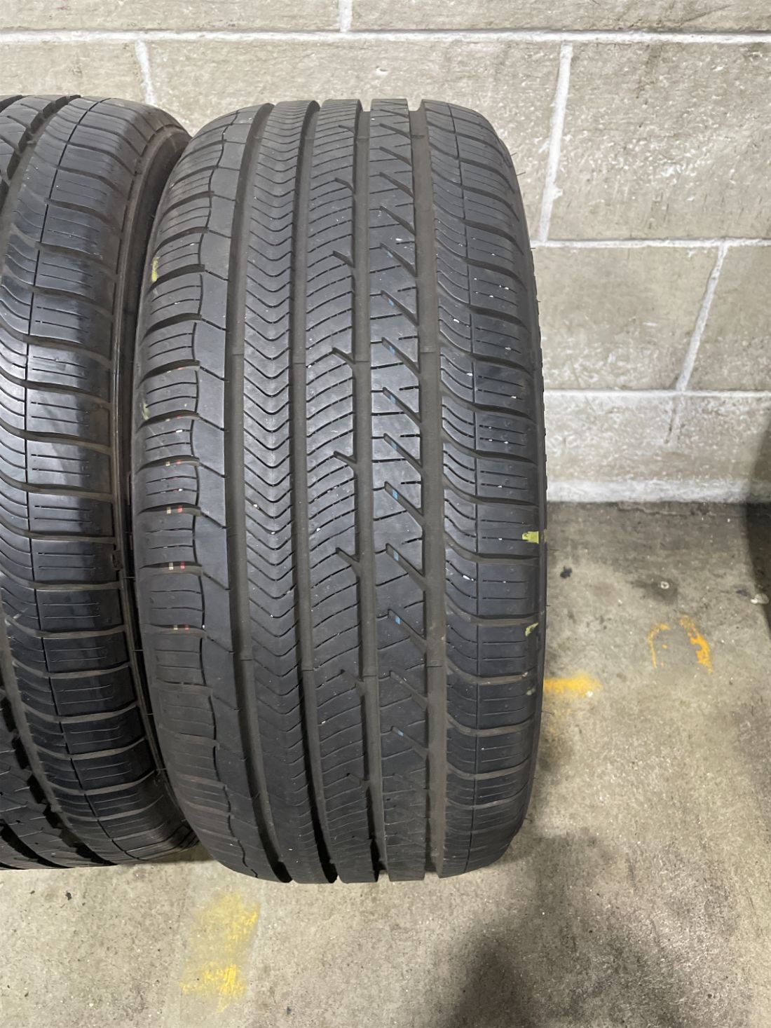 2x P225/40R18 Goodyear Eagle Sport All-Season AO 10/32 92 H Used Tires 2254018