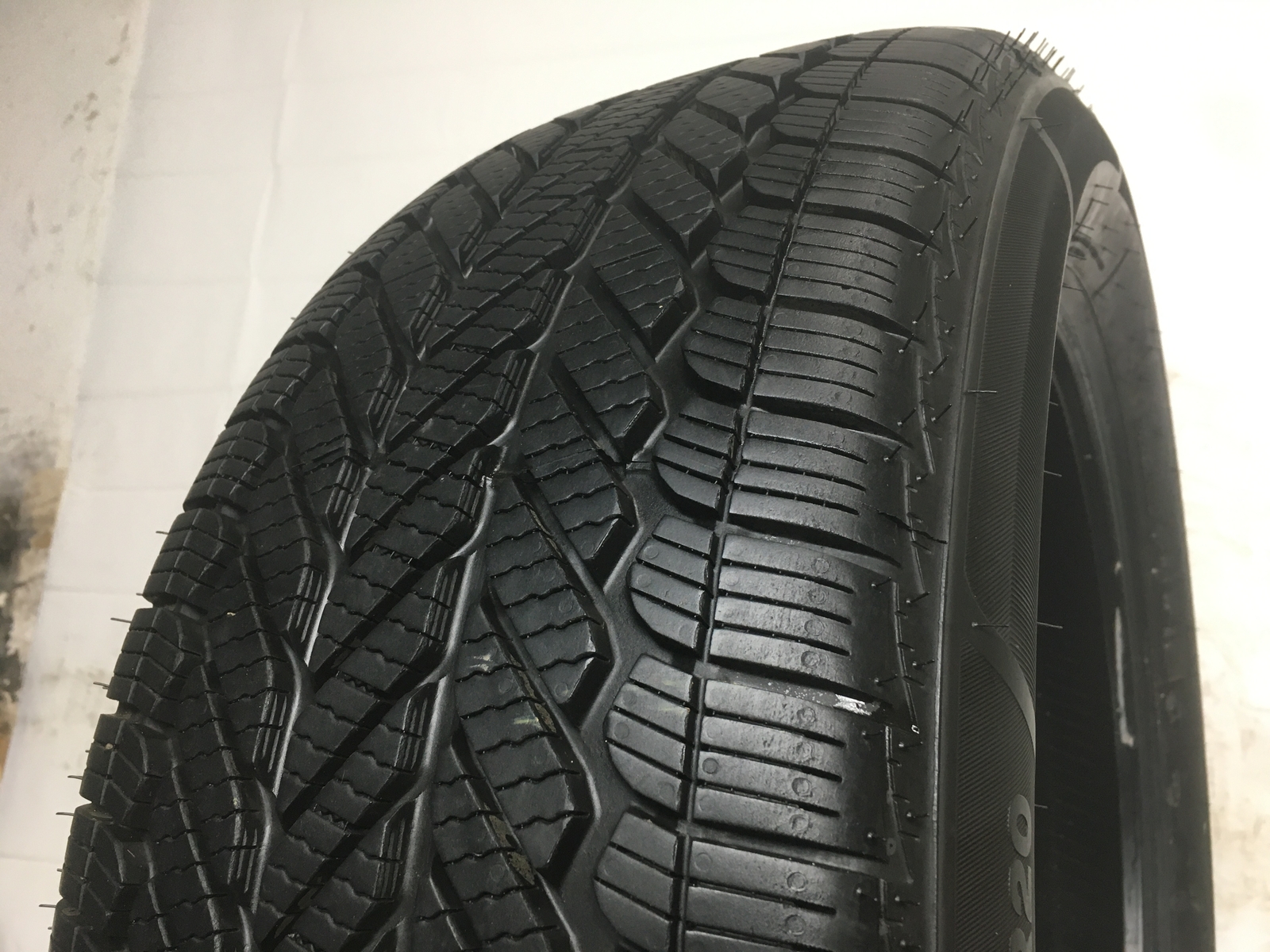 [1] Bridgestone WeatherPeak P245/50R20 245 50 20 Tire – Driven Once