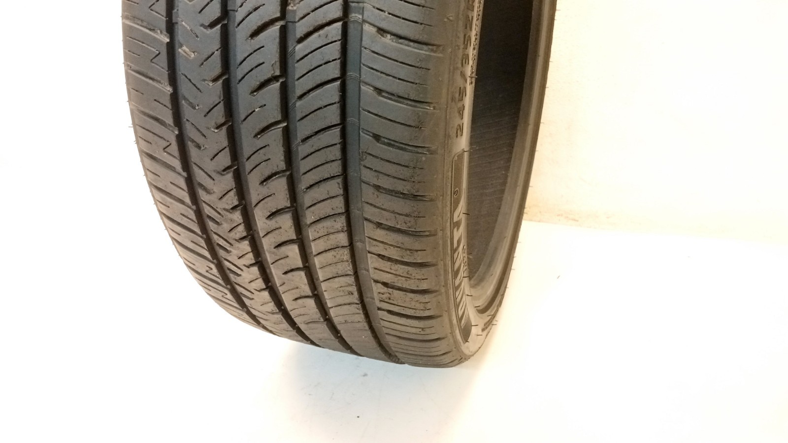 9/32 Used advanta hpz-02 tire 245/35zr19 245 35 19 93w xl dot 4424 110425