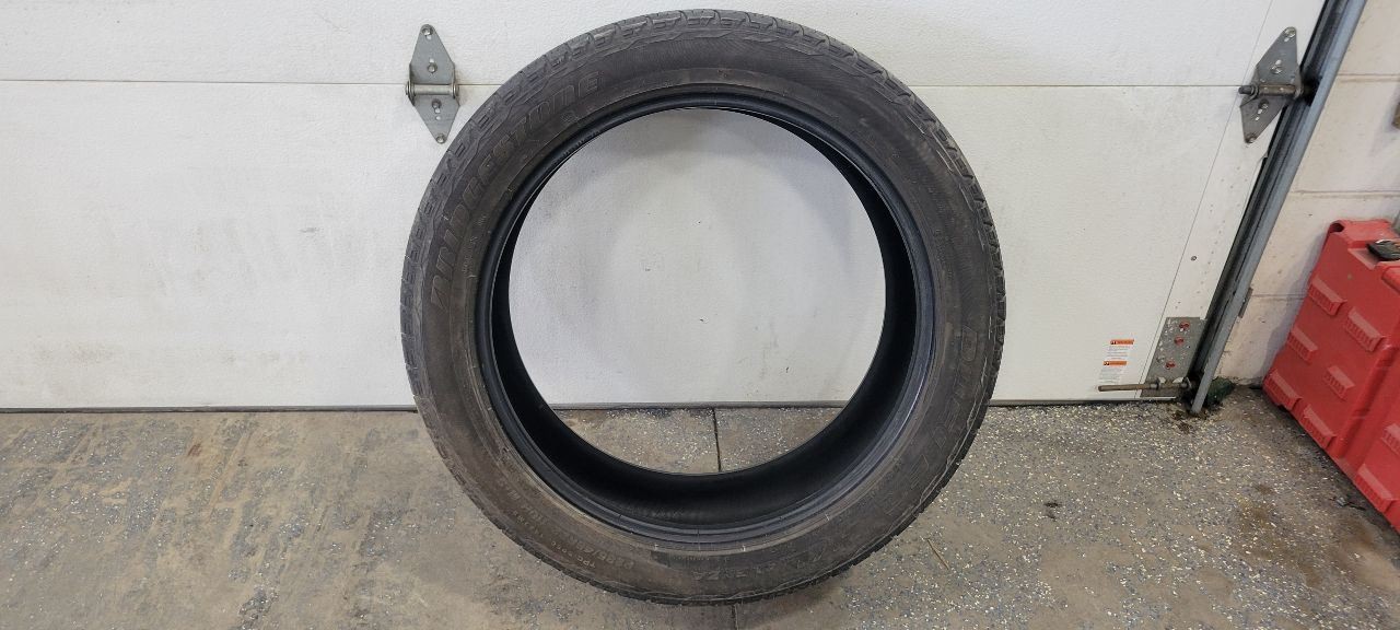 2019 ESCALADE 285/45R22 BRIDGESTONE DUELER ALENZA TIRE 5/32 TREAD DEPTH 19