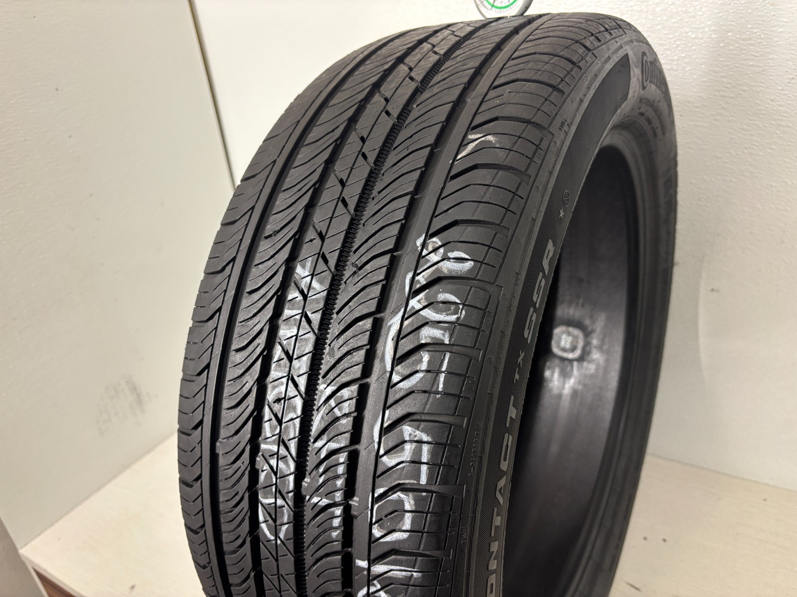1 Tire 225 50 18 Continental ProContact TX RFT (7.00-8.00/32=77-88% Tread)