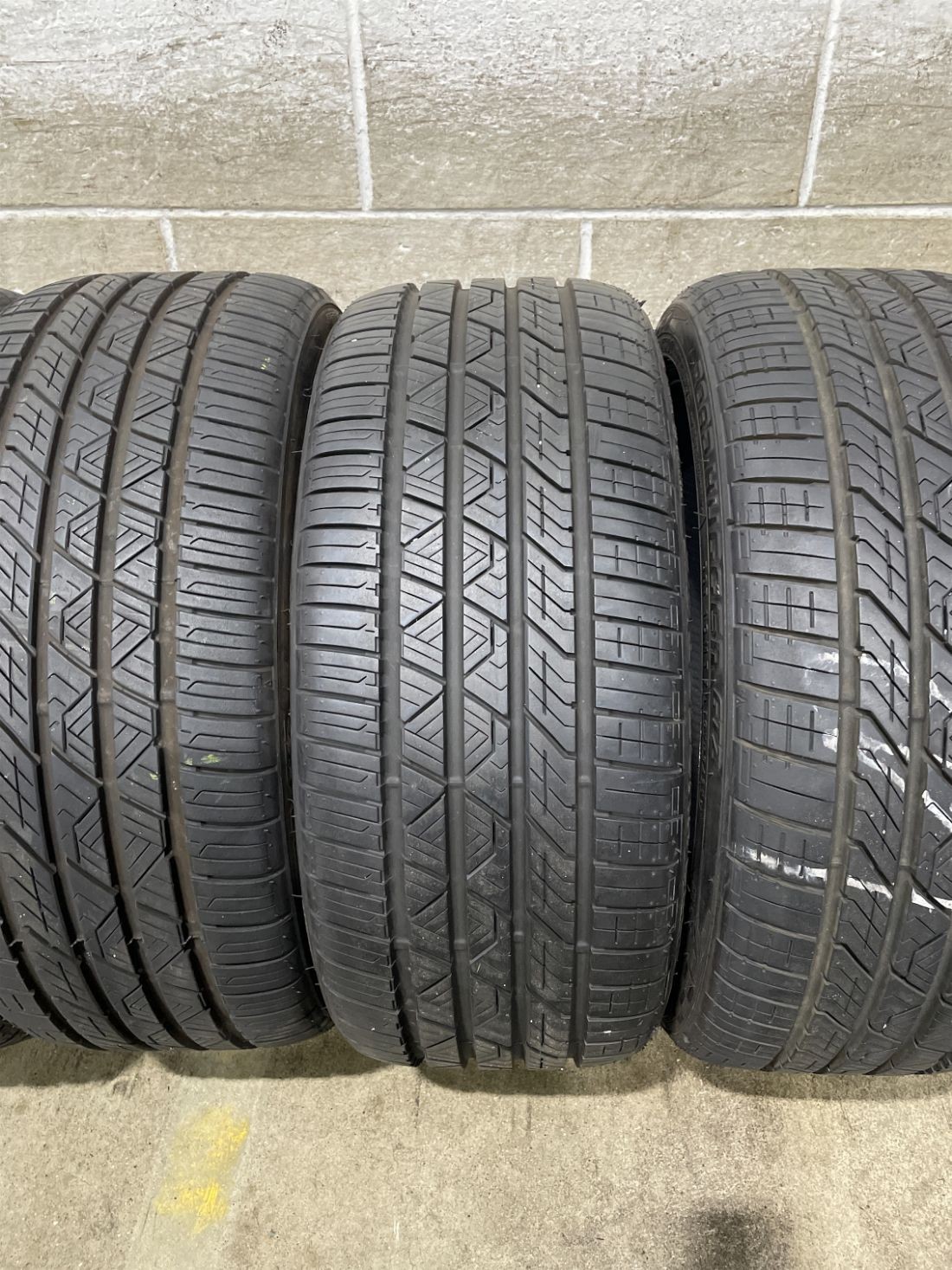 4x P225/40R18 Road Hugger GTZ 9-10/32 92 W Used Tires 2254018