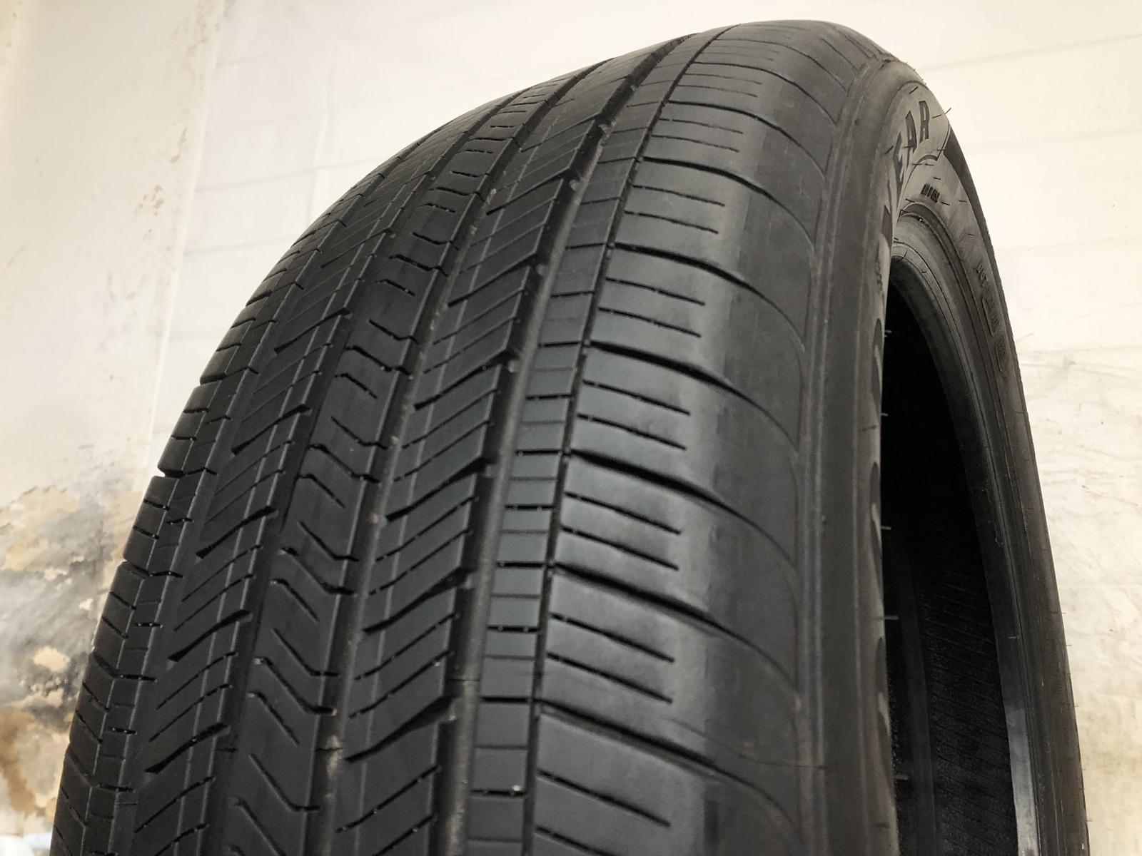 [1] Goodyear Eagle Touring P235/50R21 235 50 21 Tire 9.5-9.75/32