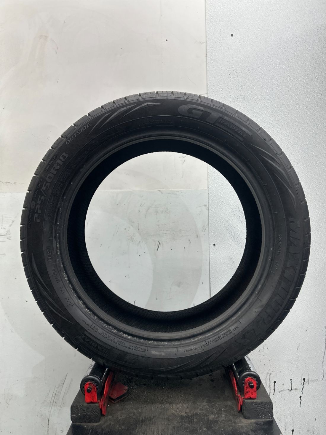 1 Used P225/50R18 GT Radial Maxtour LX 95 V – 10/32