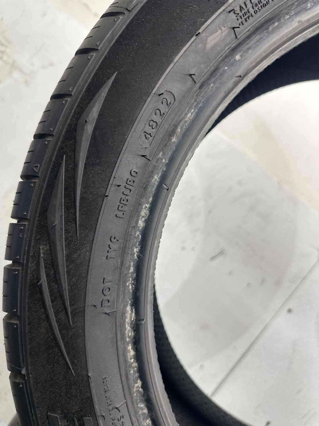 1 Used P225/50R18 GT Radial Maxtour LX 95 V – 10/32