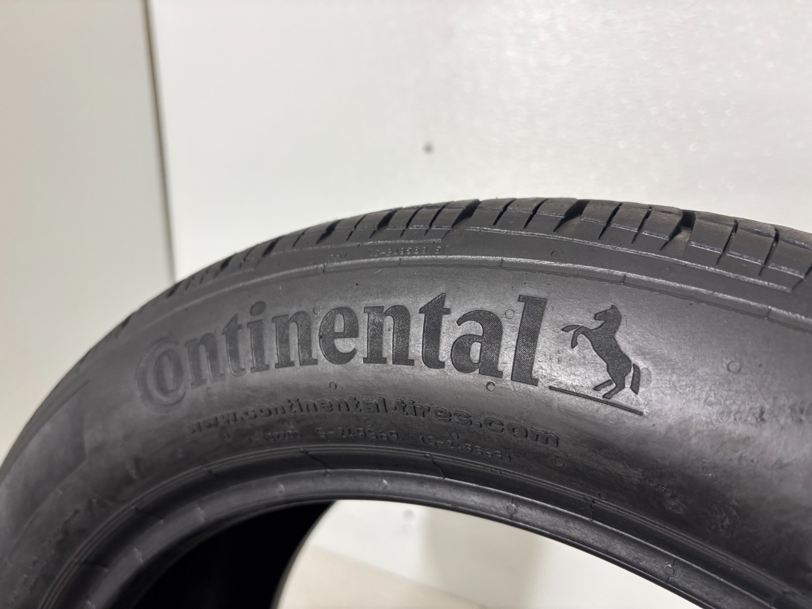 1 Tire 225 50 18 Continental ProContact TX RFT (7.00-8.00/32=77-88% Tread)