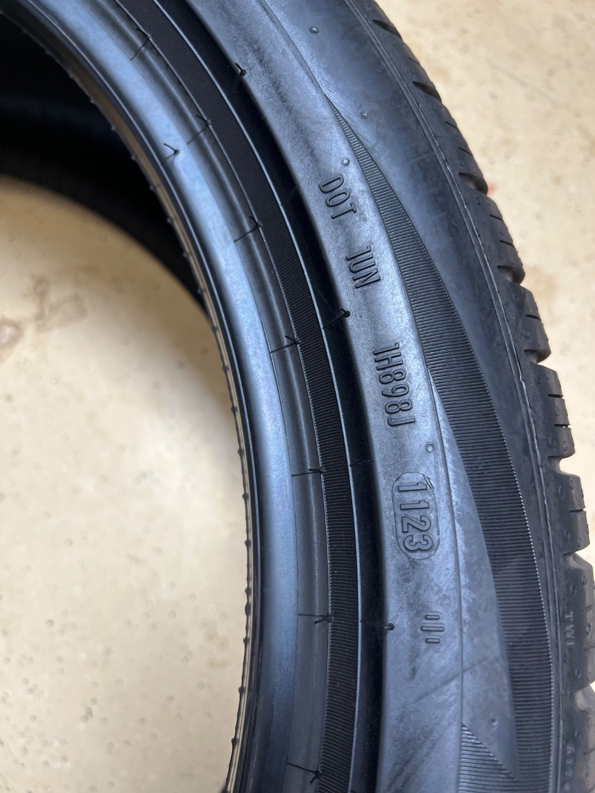 1 – NEW 255/40R20 XL (101H) M+S Pirelli Scorpion Zero All Season – 7137
