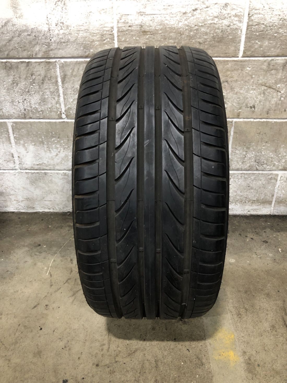 1x P275/30R20 Delinte Thunder D7 8/32 97 W Used Tire 2753020