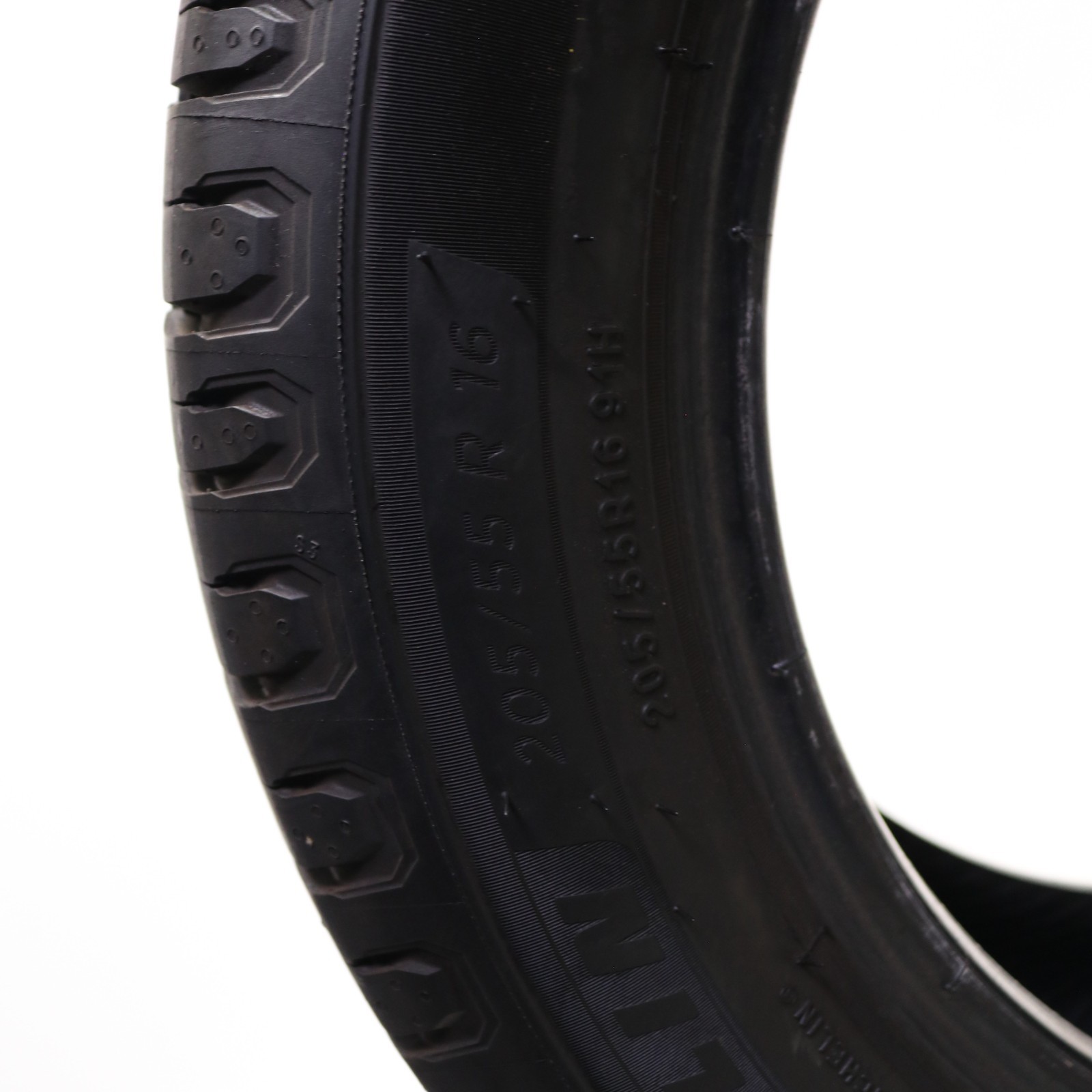 Used 205/55R16 Michelin Defender 2 – 91H – 9.5/32 No Repairs
