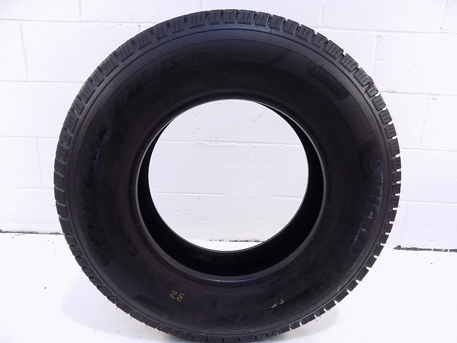 LT225/75R16 Michelin Defender LTX M/S 115 R Used 12/32nds
