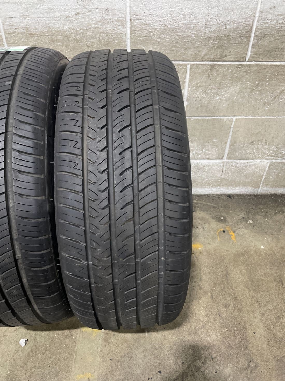 2x P255/45R20 Advanta HPZ-02 9/32 105 W Used Tires 2554520