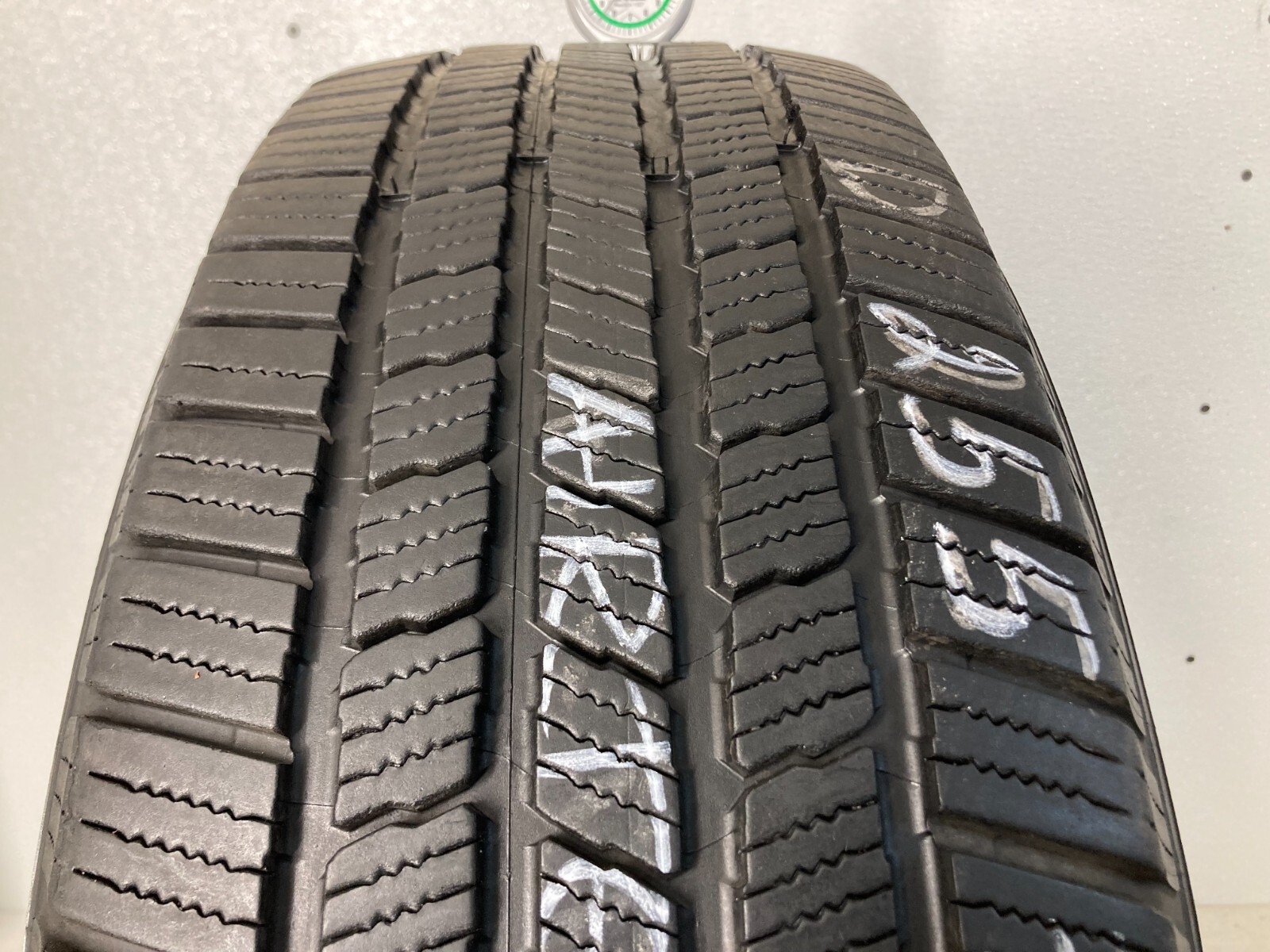 1 Tire 255 70 17 Michelin Defender LTX M/S (8.50/32 Tread Left) 112T