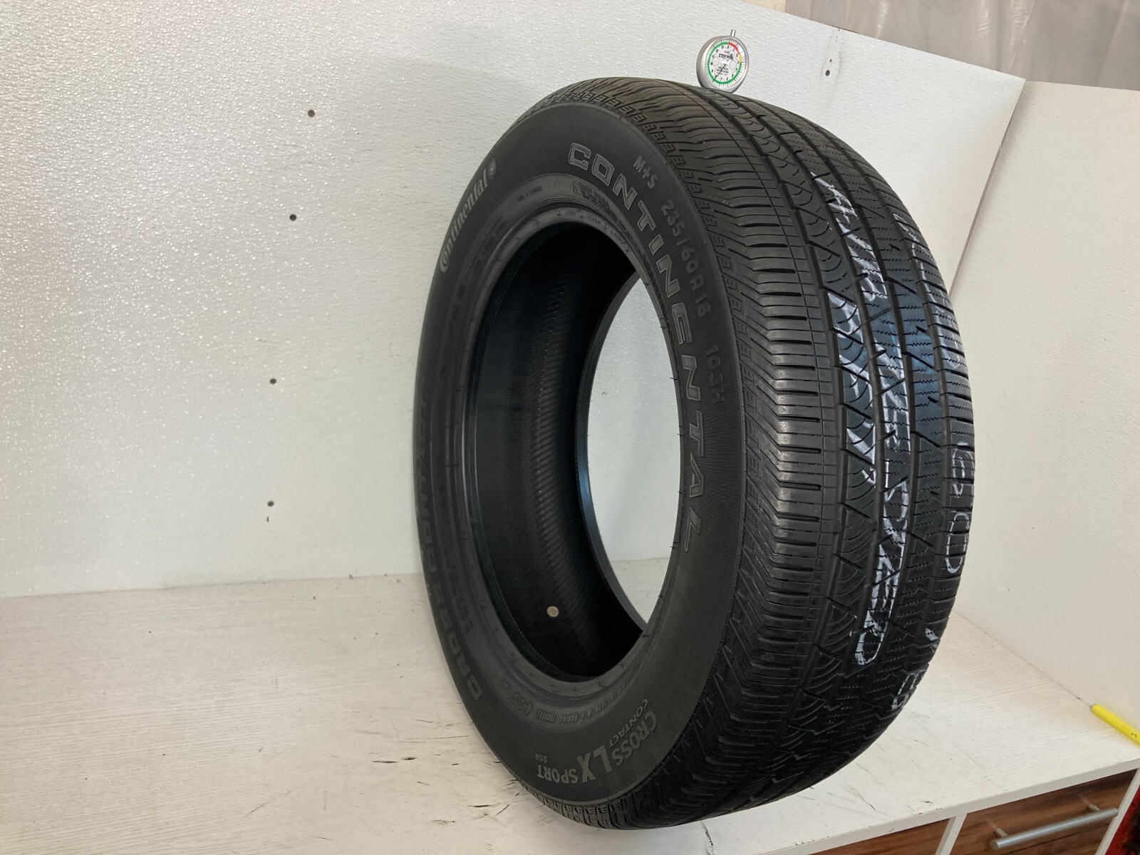 1 Tire 235 60 18 Continental CrossContact LX RFT (7.00-8.00/32=77-88% Tread)