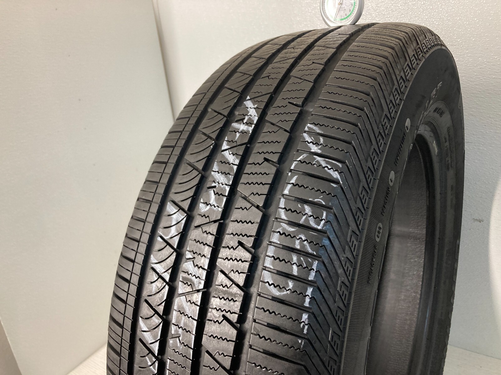 1 Tire 235 60 18 Continental CrossContact LX RFT (7.00-8.00/32=77-88% Tread)