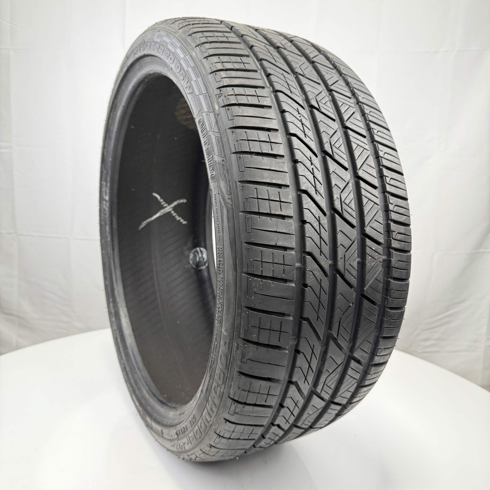 Used 245/35ZR20 Road Hugger GTZ 95W 9/32 (DOT 22)