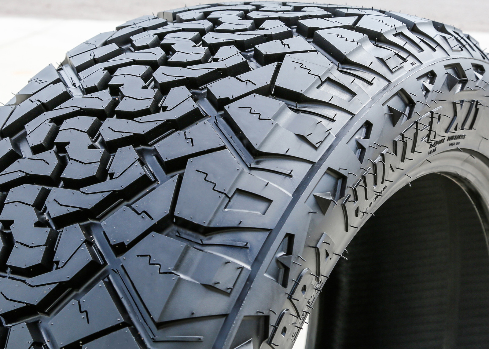 Tire Venom Power Terra Hunter X/T LT 33X14.50R24 F 12 Ply XT Extreme Terrain