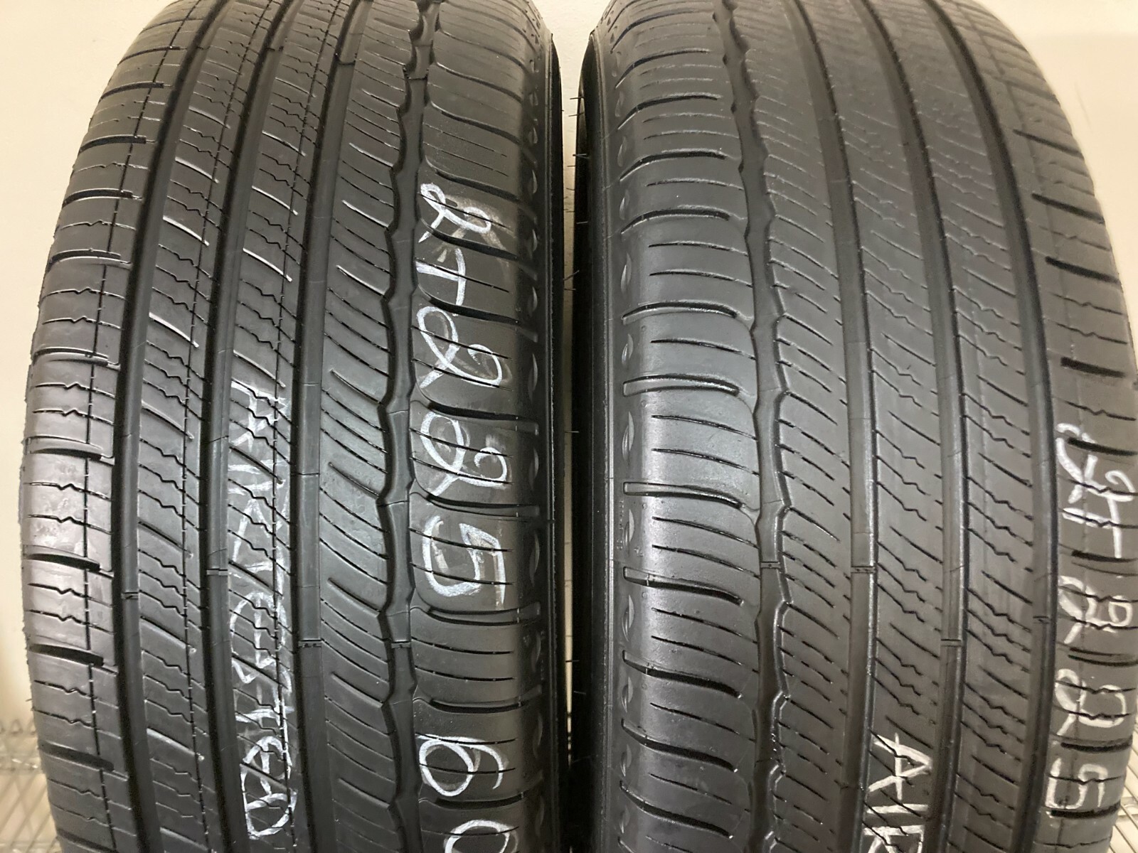 2 Tires 225 60 18 Michelin Primacy Tour A/S 100H (7.00-8.00/32 = 77-88% Tread)