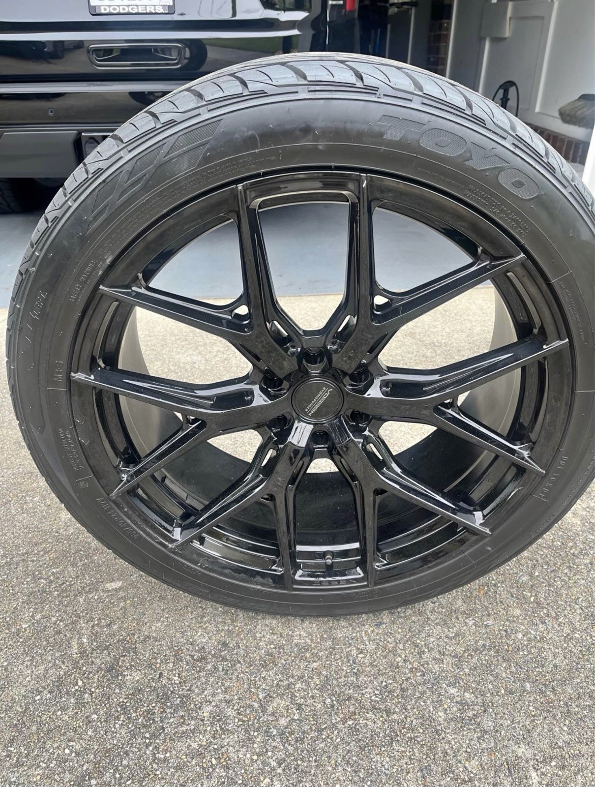 ONE Vossen HF6-4 24×10 6×139.7 6×5.5 Toyo Tire 285/40/24 Almost new 99% tread