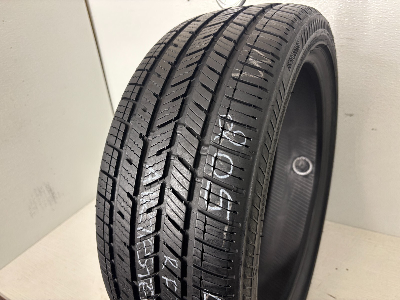 1 Tire 205 45 17 Bridgestone DriveGuard Plus Run Flat 7.00-8.00/32=77-88% Tread