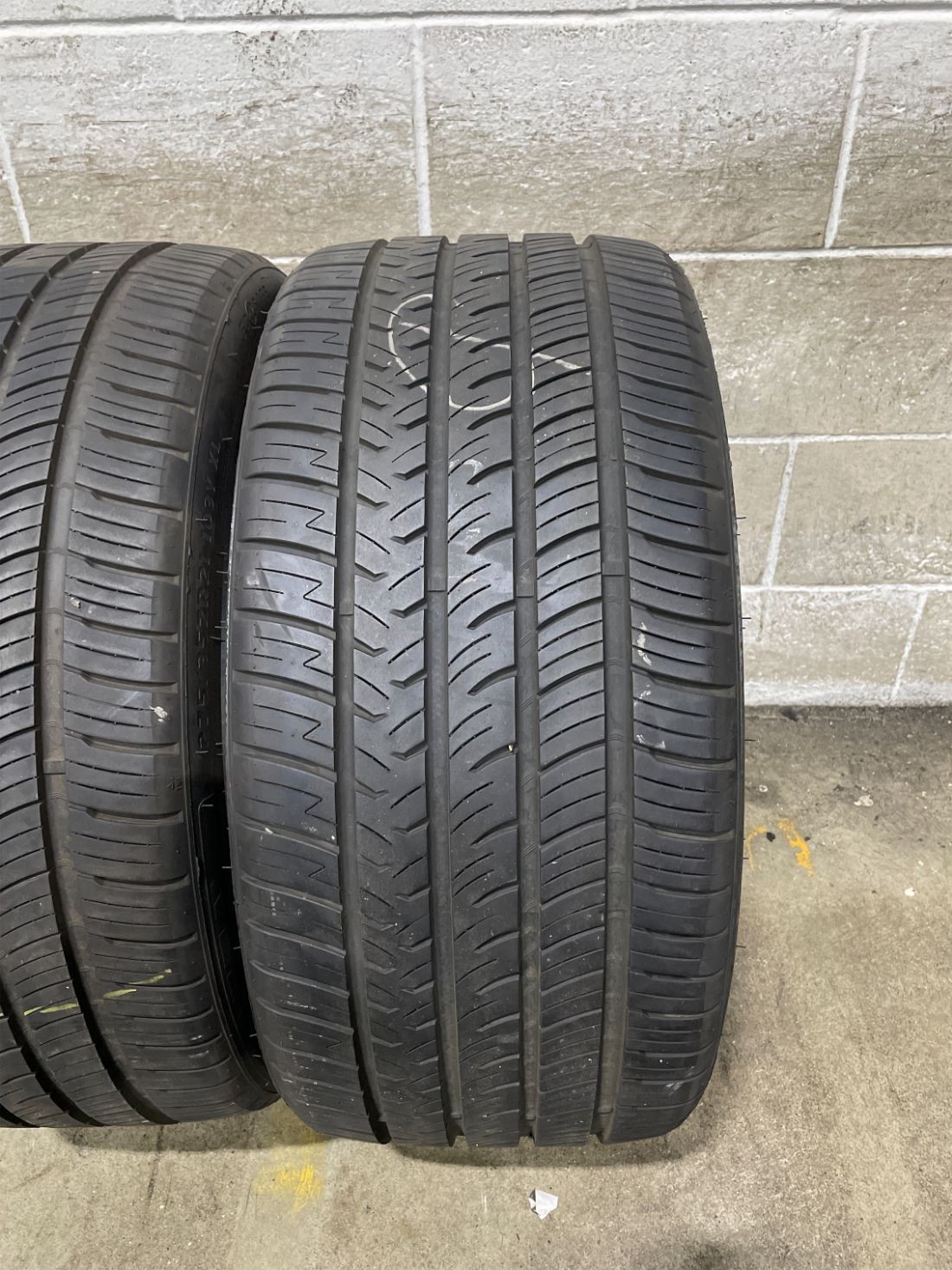 2x P275/35R21 Advanta HPZ-02 ALL SEASON 9/32 103 Y Used Tires 2753521