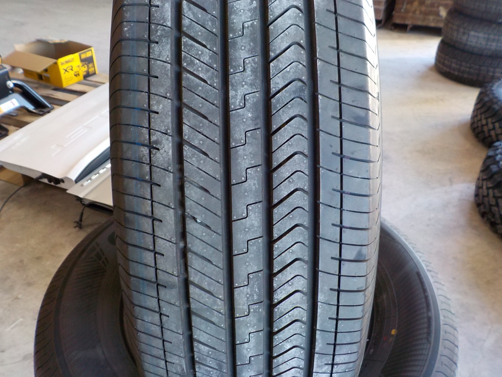 Set of 4 Yokohama Geolandar X-CV 245/70R18 110H Tires DOT 2724 14/32″
