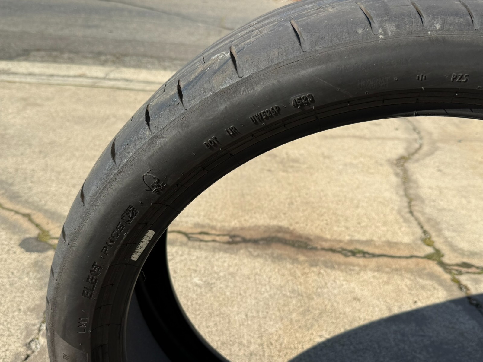 1 Pirelli P ZERO (PZ5) 285/35R23 110Y Ultra High Performance Summer Tire LUCID