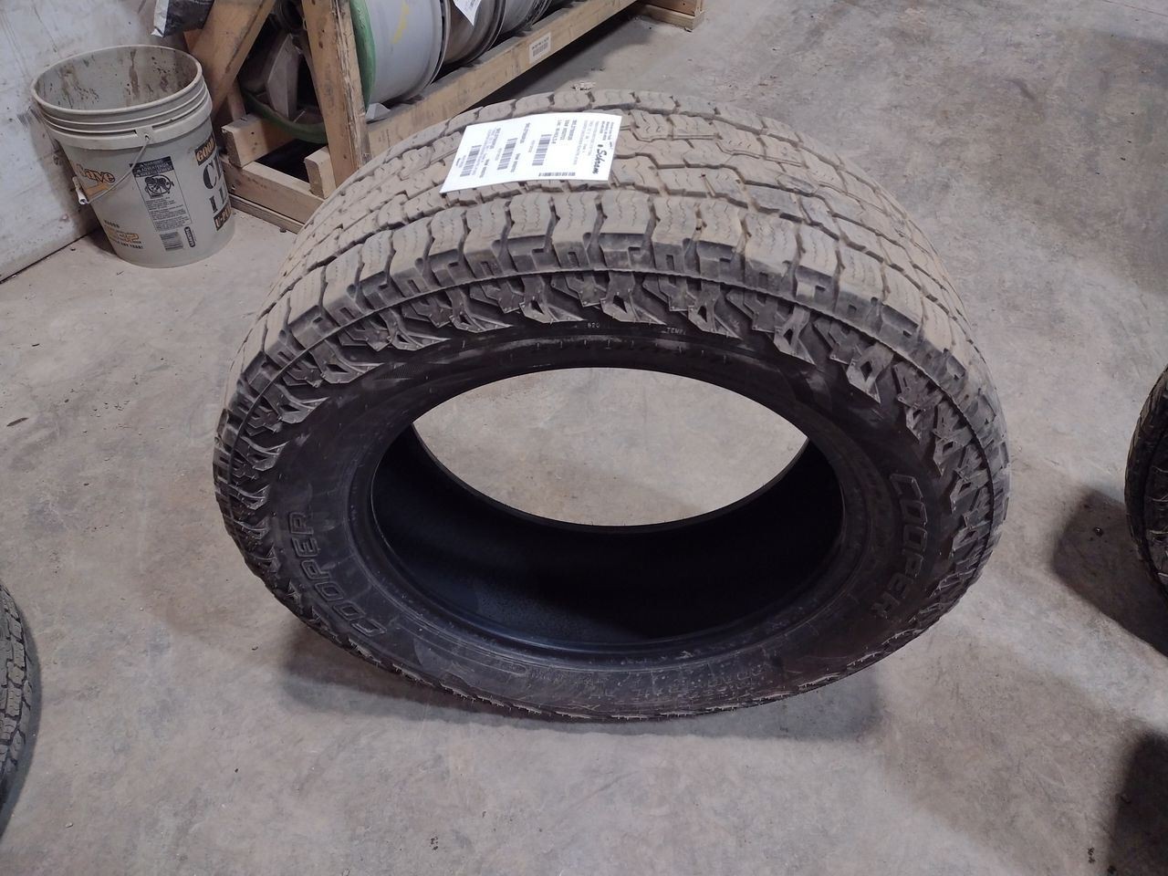 275/60 R20 Tire Cooper Discoverer Roadtrl AT 8/32 Tread Depth 3136329